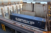 Cargo porte-conteneurs <i>Samskip Express</i>.<br>Les conteneurs les plus lourds sont logés en cale.<br>Des glissières verticales les maintiennent en place.