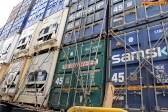 Cargo porte-conteneurs <i>Samskip Express</i>.<br>Les empilements de conteneurs sont sécurisés à l'aide de tiges d'arrimage (<i>Lashing rods</i>), tendues par des ridoirs (<i>Turnbuckles</i>).<br>Sur la gauche, on note la présence de conteneurs réfrigérés.