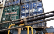Cargo porte-conteneurs <i>Samskip Express</i>.<br>Au premier plan, un ridoir (<i>Turnbuckle</i>), permettant la mise en tension des tiges d'arrimage (<i>Lashing rods</i>).<br>Prenez garde, c'est très gras: et oui, je n'ai pas pu m'empêcher de toucher !