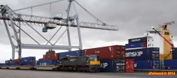 Cargo porte-conteneurs <i>Samskip Express</i> à Waterford.<br>Les conteneurs sont directement convoyés par train.<br>Remarquez l'inclinaison à l'horizontale du mât du navire, afin de permettre le passage du portique.