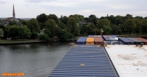 [no_rights] Cargo porte conteneurs <i>Samskip Express</i>, port de Cork.<br>Le navire effectue un demi-tour sur place, grâce à ses moteurs latéraux.<br>Au centre de la photo, le voilier ne sera pas dérangé par la manoeuvre.