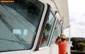 [no_rights] Cargo porte conteneurs <i>Samskip Express</i>, estuaire de la Lee (port de Cork).<br>Avant de partir, nettoyage du pare-brise, vérification des niveaux et de la pression des pneus !!!