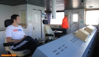 [no_rights] Cargo porte conteneur <i>Samskip Express</i>.<br>Le commandant est concentré: un roulier de la compagnie <i>Grimaldi</i> semble un peu trop proche de nous.<br>La tenue de sport est trompeuse: il n'y a ni piste de jogging, ni gymnase à bord !