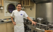 [no_rights] Cargo porte conteneur <i>Samskip Express</i>.<br>Le <i>cook</i> est le roi dans sa cuisine.<br>Un bonhomme jovial et très sympathique.