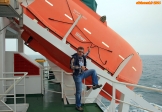 Cargo porte-conteneurs <i>Samskip Express</i>.<br>En cas d'abandon du navire, un canot de sauvetage GFF5.7 permet d'embarquer l'équipage et les passagers.<br>Il est posé sur une rampe de lancement de type FFA 5,7LP, permettant une mise à l'eau en chute libre.