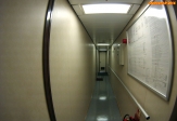 Cargo porte-conteneurs <i>Samskip Express</i>, coursive du pont <i>Officer deck</i>.<br>Au fond, les cabines réservées aux passagers: <i>Owner cabin</i> et <i>Spare cabin</i>.<br>Au premier plan à gauche, la cabine du chef mécanicien.