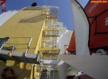 Cargo porte-conteneurs <i>Samskip Express</i>.<br>L'escalier extérieur court le long de la cheminée.