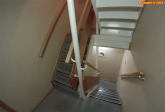 Escalier intérieur du château du cargo porte-conteneurs <i>Samskip Express</i>.<br>Pas d'ascenseur: 86 marches séparent le <i>main deck</i> de la <i>wheelhouse</i> (passerelle).
