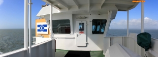 Cargo porte-conteneurs <i>Samskip Express</i>.<br>Passerelle de commandement, vue depuis l'aileron tribord.<br>Au fond à droite, éoliennes de la ferme offshore <i>Arklow Bank</i> (mer d'Irlande, au sud de Dublin).