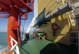 Cargo porte-conteneurs <i>Samskip Express</i>.<br>La passerelle d'accès est stockée à l'arrière du château.