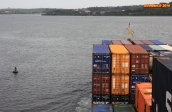 [no_rights] Cargo porte conteneurs <i>Samskip Express</i>, estuaire de la Lee (port de Cork).<br>Le chenal est très étroit: il y a environ 10 mètres de marge sur bâbord et sur tribord.