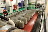 [no_rights] Cargo porte conteneurs <i>Samskip Express</i>.<br>Salle des machines, moteur de propulsion du navire.<br>9 cylindres en ligne, développant 8400 kW, soit 11300 chevaux.<br>Il engloutit 1/2 litre de gas oil par seconde, soit 1800 litres par heure.