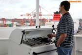[no_rights] Cargo porte conteneur <i>Samskip Express</i>, port de Dublin.<br>Le commandant effectue ses manoeuvres depuis l'aileron droit de la passerelle.<br>Et avec une seule main, décontracté comme s'il faisait des pâtés de sable sur la plage.<br>La manoeuvre est parfaitement réalisée.