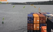 [no_rights] Cargo porte-conteneurs <i>Samskip Express</i>.<br>Descente de la rivière Lee, du port de Cork vers la pleine mer.<br>Le navire doit suivre un étroit chenal, délimité par des bouées vertes (sur bâbord) et rouges (sur tribord).<br>Ou comment faire passer un chameau par le chas d'une aiguille...