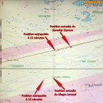 [no_rights] Cargo porte-conteneurs <i>Samskip Express</i>.<br>Sur la carte électronique, la position et le cap des navires voisins sont indiqués.<br>Un vecteur indique la position de chaque navire, extrapolée à 12 minutes dans le futur.<br>Si des vecteurs se coupent, alors il existe un risque de collision imminente.
