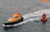 [no_rights] Cargo porte-conteneurs <i>Samskip Express</i>.<br>Estuaire de la rivière Lee, pleine mer en vue: la pilotine vient chercher le pilote.
