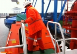 [no_rights] Cargo porte conteneur <i>Samskip Express</i>.<br>Avant même d'accéder à notre cabine, nous devons apprendre à nous installer dans la chaloupe de sauvetage.<br>Elle est inclinée à 45 degrés, et est mise à la mer en chute libre.<br>Qu'est ce qu'on rigole...