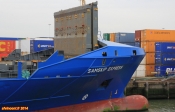 [no_rights] <i>Samskip Express</i> au quai <i>Beatrix Haven</i>, port de Rotterdam.<br>Les portes des soutes sont ouvertes et repliées, en position verticale.<br>On y aperçoit les <i>twist locks</i> (verrous tournants) qui servent à maintenir la première rangée de conteneurs.<br>Il ne faudrait pas qu'ils basculent au premier coup de roulis...