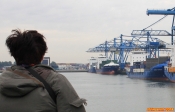 [no_rights] <i>Beatrix Haven</i>, port de Rotterdam.<br>Sous les yeux ébahis de Sophie, une apparition: le <i>Samskip Express</i> (tout à droite).<br><i>Zut alors, c'est à ce truc qu'on va confier notre vie ?</i>