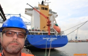 [no_rights] <i>Beatrix Haven</i>, port de Rotterdam.<br>Selfie devant le <i>Samskip Express</i>.<br>Regardez-moi cette belle tête de vainqueur !