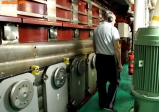 [no_rights] Cargo porte-conteneurs <i>Samskip Express</i>. Moteur de propulsion.<br>9 cylindres en ligne, 11300 chevaux, 1800 litres de gazole par heure.<br>Vitesse de rotation constante: 500 tours par minute.