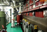 [no_rights] Cargo porte-conteneurs <i>Samskip Express</i>. Moteur de propulsion.<br>9 cylindres en ligne, 11300 chevaux, 1800 litres de gazole par heure.<br>Vitesse de rotation constante: 500 tours par minute.