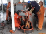 [no_rights] Cargo porte conteneur <i>Samskip Express</i>.<br>En mer, il y a toujours du travail pour les marins.<br>Comme gratter la rouille et appliquer des couches de peinture.
