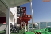 Cargo porte conteneur <i>Samskip Express</i>.<br>Raffinement suprême: 2 chaises longues sont à la disposition des passagers !<br>Avec vue imprenable sur l'annexe et sa grue <i>Davit</i>: c'est le grand luxe !