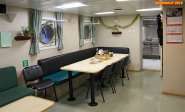Cargo porte conteneur <i>Samskip Express</i>.<br>La <i>Crew Mess Room</i>, salle à manger de l'équipage.<br>Au fond, la cuisine.