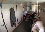 Cargo porte conteneur <i>Samskip Express</i>.<br>La <i>Owner cabin</i>, principale cabine réservée aux passagers.<br>2 passagers sont supposés pouvoir y séjourner.<br>L'étroitesse du lit ne le permet pas, en pratique.<br>Notez que le sabord du fond peut être obstrué par un conteneur.