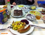 Cargo porte conteneur <i>Samskip Express</i>.<br>Commandant allemand => nourriture allemande: saucisse, saucisse et... saucisse.<br>Il y en a même au petit déjeuner !<br>Notez l'ironie de la boîte en plastique, au fond à droite: <i>Food... container</i> !