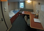 Cargo porte conteneur <i>Samskip Express</i>.<br>La <i>Spare cabin</i>, seconde cabine réservée aux passagers.<br>Notez que l'unique sabord peut être obstrué par un conteneur: la cabine est alors sombre et sinistre.