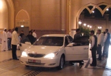 Bienvenue à L'<i>Emirates Palace</i> d'Abu Dhabi, un hôtel totalement démesuré, inauguré en mars 2005, et qui serait le plus cher du monde: sa construction a en effet coûté près de 3 milliards d'euros !<br>Le prix d'une nuit varie de 650 à plus de 13000 euros. Cartes acceptées.