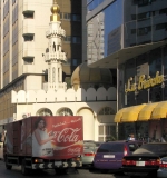 Abu Dhabi.<br>Les très nombreuses mosquées ont du mal à se faire une place dans cette jungle urbaine.<br>Depuis bien longtemps, les minarets ne sont plus les points culminants de la ville.