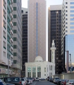 Abu Dhabi.<br>Les très nombreuses mosquées ont du mal à se faire une place dans cette jungle urbaine.<br>Depuis bien longtemps, les minarets ne sont plus les points culminants de la ville.