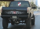 Abu Dhabi.<br>Pour passer sans problème, rien de tel qu'un bon gros pick-up américain.<br>Celui-ci appartient manifestement à un expatrié libanais.