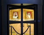 <i>SHEIKH ZAYED Bin Sultan Al Nahyan</i> (1918 - 2004), émir d'Abu Dhabi, Président fondateur des Emirats.<br>Son fils, SHEIKH KHALIFA.<br>Le culte de la personnalité est très fort. Des portraits géants de Zayed sont présents quasiment partout dans les rues et au bord des routes. Des portraits sont aussi présents dans les lieux publics, halls d'hôtels, etc...
