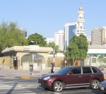 Porsche Cayenne devant une mosquée d'Abu Dhabi.