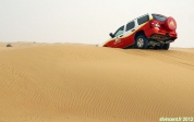 Dubaï Desert Conservation Reserve, Emirats Arabes Unis.<br>Bonne garde au sol requise, pour franchir une crête. Un peu plus tard, un véhicule est resté coincé, posé sur la crête, les 4 roues dans le vide.