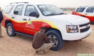 Dubaï Desert Conservation Reserve, Emirats Arabes Unis.<br>Avant d'affronter les dunes, il faut réduire la pression des pneus. Et cela se fait manuellement. C'est moins pratique qu'avec un <a href='/voyages/Etats-Unis/Utah/Balade_en_Hummer' target='_blank'>Hummer</a>...<br>Heureusement, des compresseurs sont disponibles à la sortie de la réserve, afin de repasser en configuration <i>route</i>.