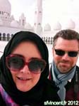 [no_rights] Grande mosquée d'Abu Dhabi, Emirats Arabes Unis.<br>Avec une telle tenue de carnaval, difficile de garder son sérieux.
