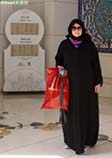 [no_rights] Grande mosquée d'Abu Dhabi, Emirats Arabes Unis.<br>Après le passage au vestiaire, et le prêt d'une tenue adéquate, Sophie est autorisée à entrer dans la mosquée.<br>Notez que le sac du Ferrari Store est admis.