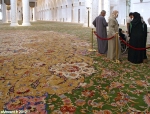 Grande mosquée d'Abu Dhabi, Emirats Arabes Unis.<br>Avec ses 5627 m<sup>2</sup>, le tapis est le plus grand du monde; il pèse 47 tonnes !<br>40000 fidèles peuvent se rassembler dessus.<br>Ils doivent quand même être sacrément serrés, avec un carré de 37 cm de côté par personne !