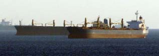 Au large de Fujairah, une armada de pétroliers.<br>On en a compté une bonne cinquantaine, et encore, très difficilement car il y en a à perte de vue.
