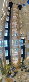 <i>Brilliance of the Seas</i>.<br>L'atrium s'étend des niveaux 4 à 11: vertigineux.<br><font size=-1>Assemblage panoramique de 4 clichés. La qualité est immonde, il faudra refaire ce montage.</font>
