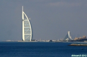 [no_rights] Dubaï, Emirats Arabes Unis.<br>L'inévitable Burj Al Arab, projetant son ombre cruciforme sur les eaux du Golfe.