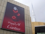 [no_rights] Dubaï, Emirats Arabes Unis.<br>La juxtaposition d'un panneau publicitaire du <i>Dubaï Mall</i> et de la tour <i>Burj Khalifa</i> résume entièrement l'esprit de cette ville.<br>Cette image n'est pas un montage.