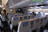 Cabine de l'A380.<br>Pour 6 heures de vol, ça devrait aller...<br>L'A380 vole à 39000 pieds (11900 mètres) d'altitude, dans un calme vraiment surprenant: très peu de bruit, pas de turbulences.<br>Et en plus, ça sent le neuf...
