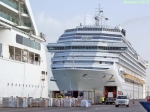 Dubaï, Emirats Arabes Unis.<br>Le <i>Costa Favolosa</i>, navire jumeau du <i>Concordia</i>, vient stationner derrière le <i>Brilliance of the Seas</i>.<br>Panique générale à bord: c'est qu'il est fichu de nous couler dans le port, ce con...