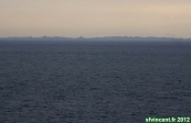 Passage du Détroit d'Ormuz, à bord du <i>Brilliance of the Seas</i>.<br>L'intérêt de cette image... sans intérêt, est de montrer que l'on aperçoit bien les côtes iraniennes, alors même que le temps est brumeux.